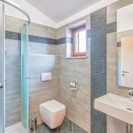 Gorgeous In Trosti With Jacuzzi 펜션 *