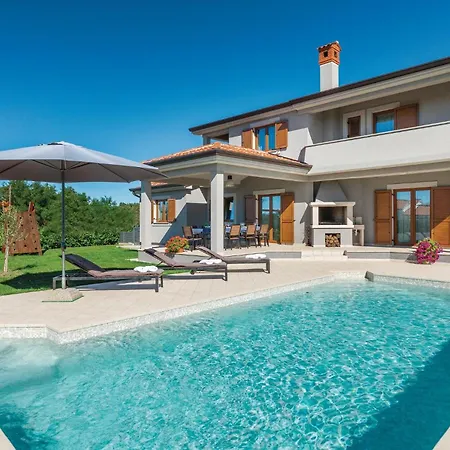 Gorgeous In Trosti With Jacuzzi Heki