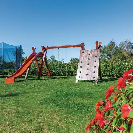 Gorgeous In Trosti With Jacuzzi Prázdninový dům