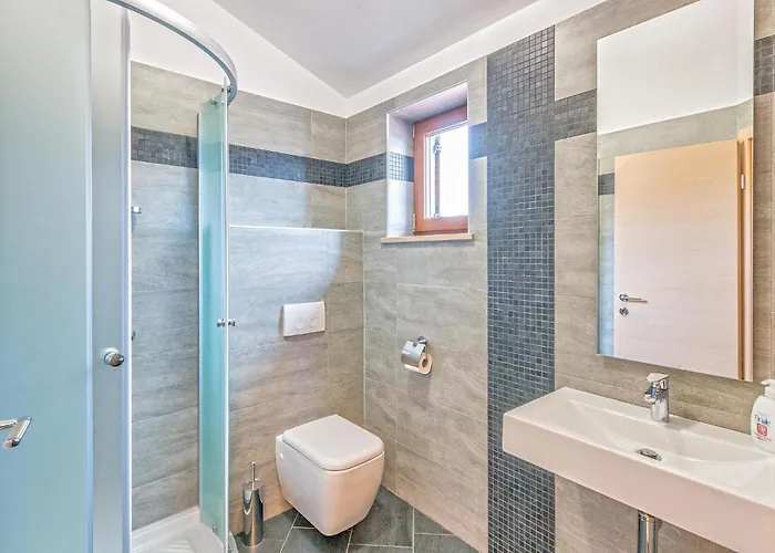 Gorgeous In Trosti With Jacuzzi Holiday home *