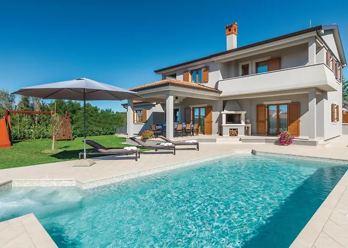 Gorgeous In Trosti With Jacuzzi Heki