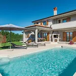 Gorgeous In Trosti With Jacuzzi Heki
