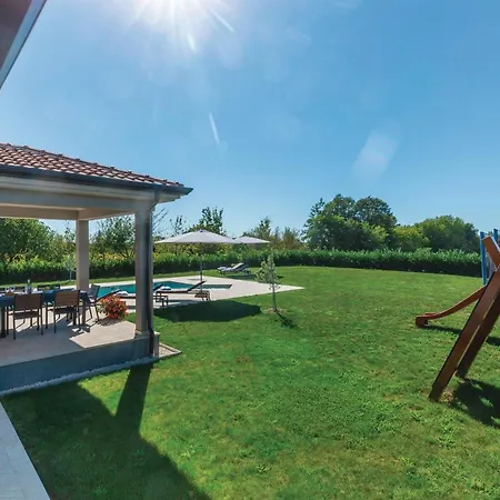 Holiday home Gorgeous In Trosti With Jacuzzi Heki
