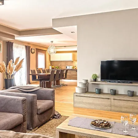 Holiday home Gorgeous In Trosti With Jacuzzi *